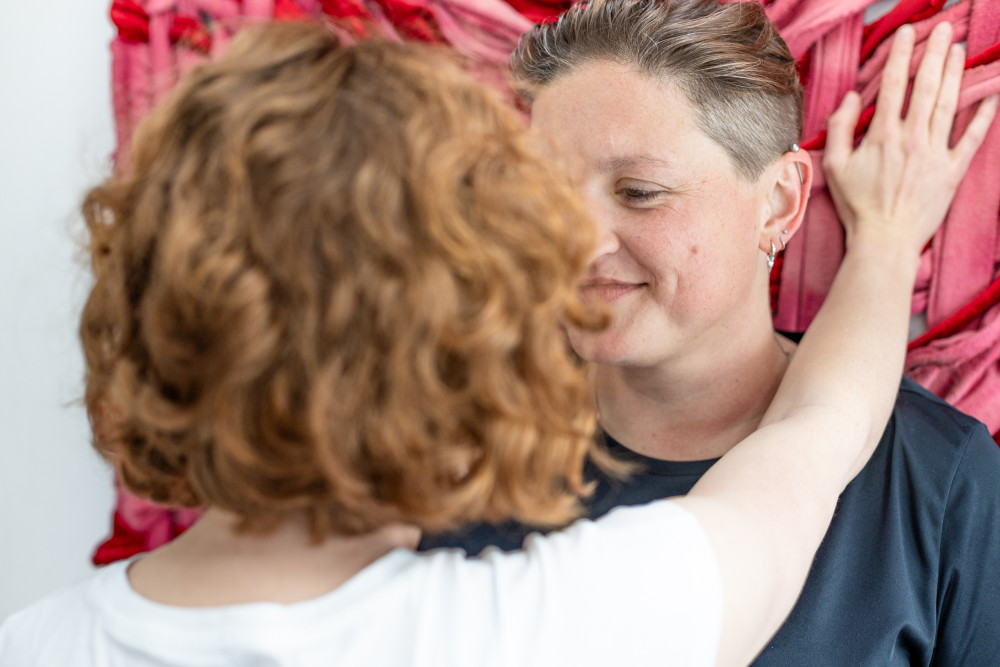 Ein tiefer Blick in die Augen, bevor der Kuss passiert