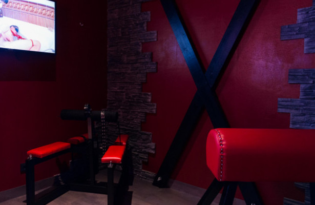 Jedes Themenzimmer im Pornokino hat seine passenden Pornofilme. Hier: Das SM-Zimmer im Erlebnisreich Herne.