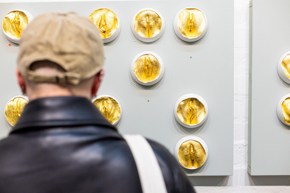 Vulva-Ausstellung von Kathi Loop: ein Raum, der Diversität sichtbar macht.