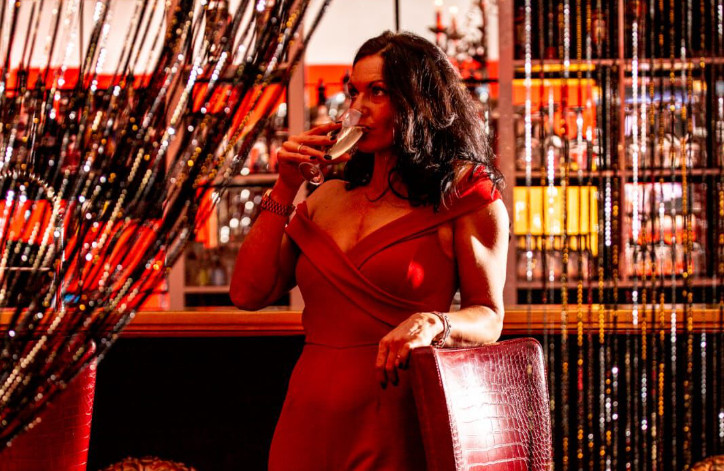 Um Mitternacht wird mit einem Glas Champagner auf das neue Jahr angestoßen.