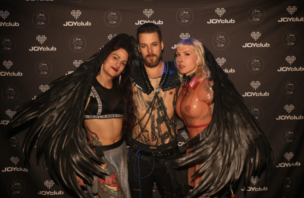 Ob gefiedert oder gummiert: Diese freaky Besucher:innen genießen die Gelegenheit für besondere Outfits.