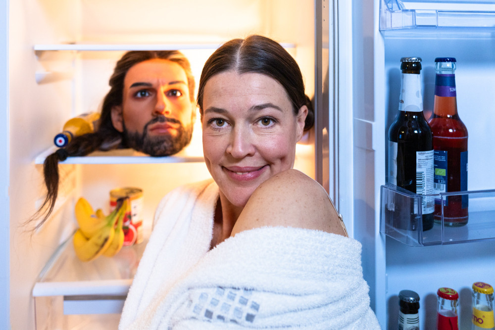 Real Doll Thomas ist es egal, was du aus dem Kühlschrank holst.