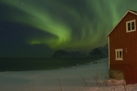 Wenn die Polarlichter Lappland in ihrem großen himmlischen Drogenrausch gefangen halten... @ manu10319, istockphoto.com
