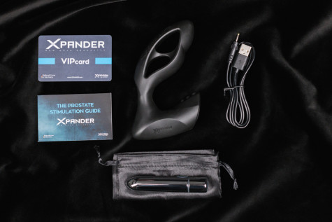 Im Lieferumfang des Xpanders X4+ ist u.a. ein kleiner, wiederaufladbarer Vibrator enthalten, der zusätzlich in den Prostata-Stimulator gesteckt werden kann.